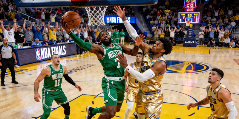 NBA总决赛凯尔特人与掘金激烈对抗比赛画面